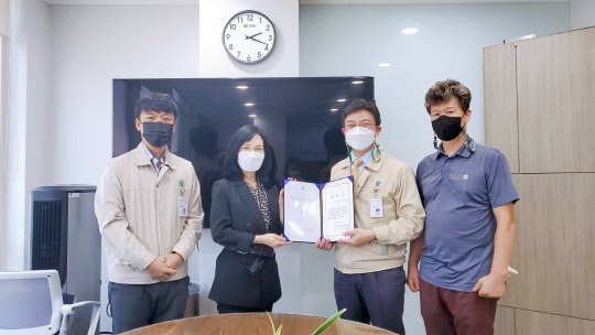 현남화 사랑의PC보내기 회장(왼쪽 두번째부터)과 윤재욱 대보정보통신 인사총무팀장이 PC 기증에 대한 감사패 전달식을 갖고 있다. 대보정보통신 제공